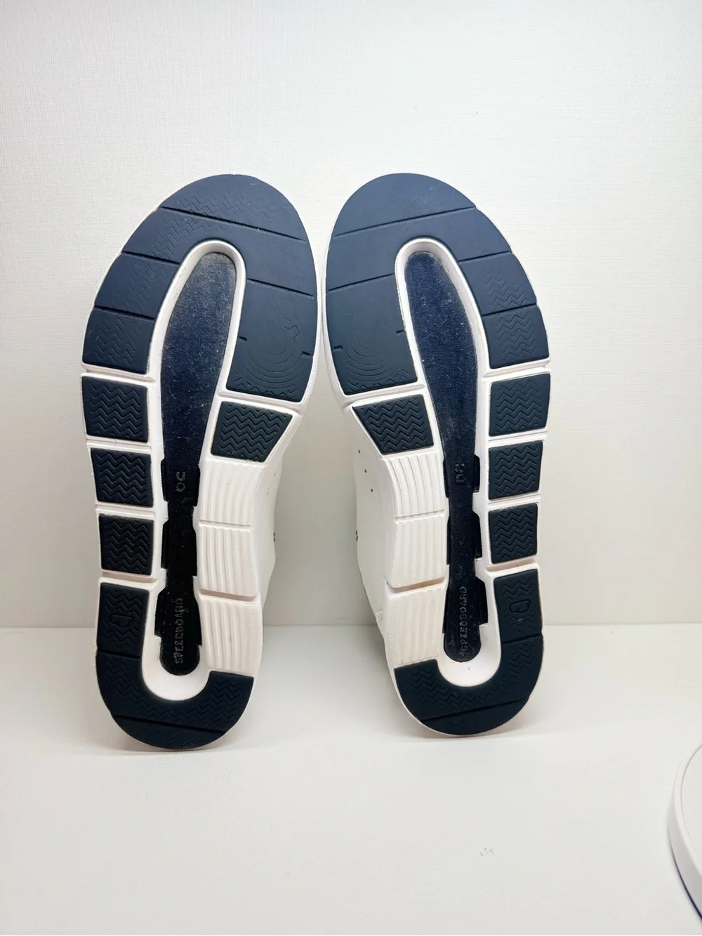 On CLOUD THE ROGER Running Men’s White and Navy Low-Top Sneakers